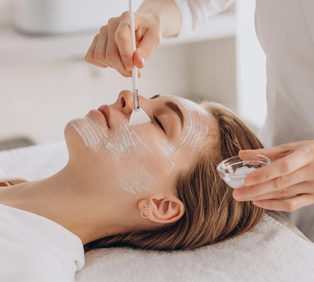 exo visage femme allongé noir et blanc