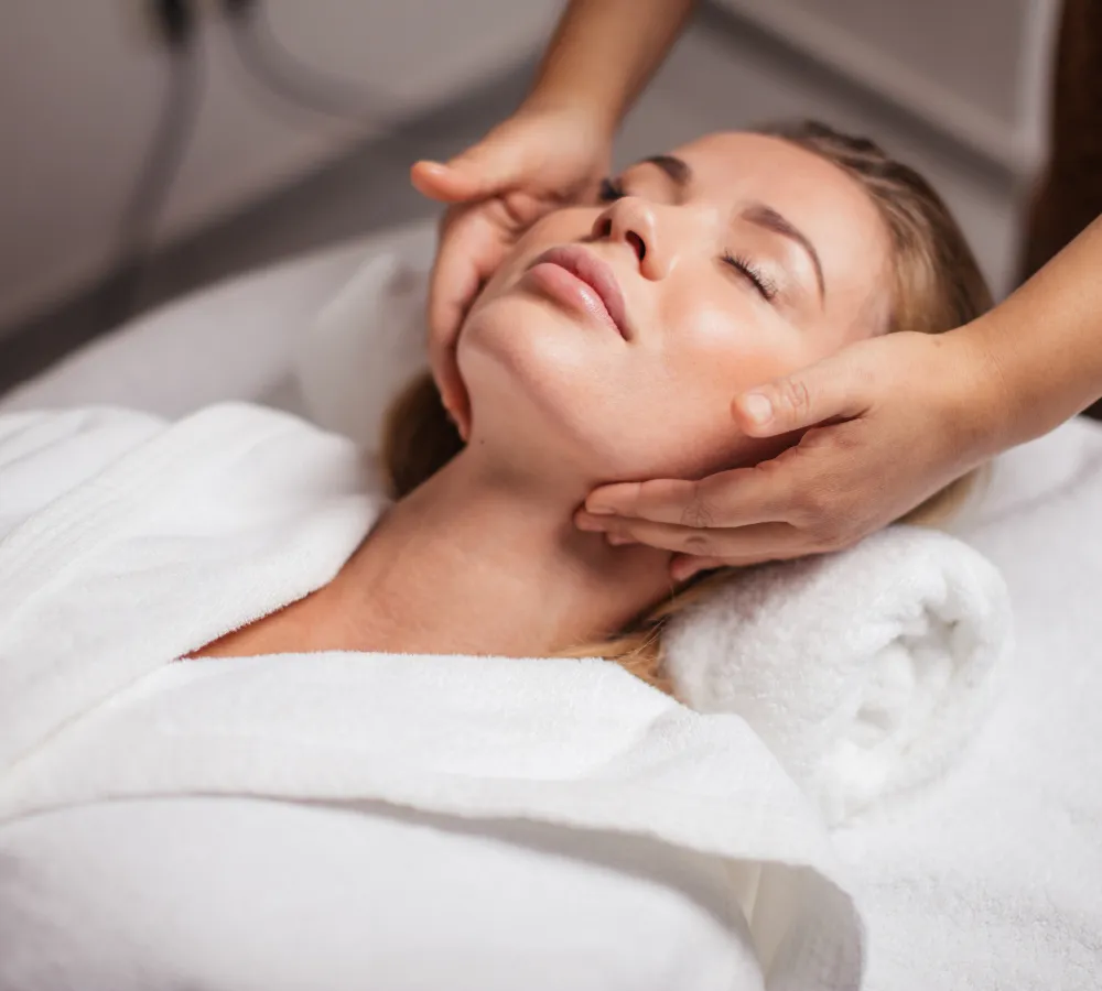 micro visage femme allongé noir et blanc