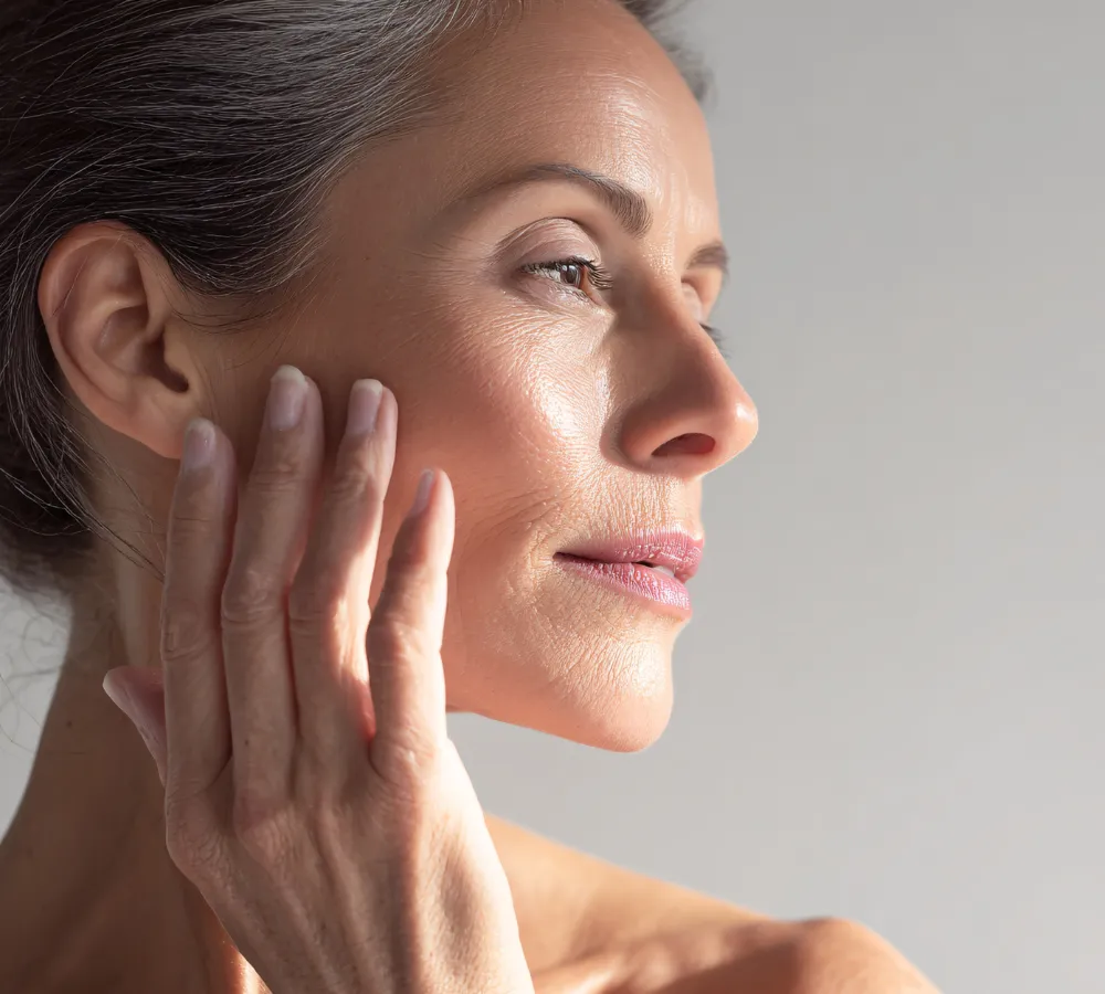 ride visage femme allongé noir et blanc