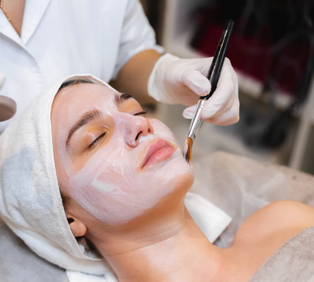 soin visage femme allongé noir et blanc