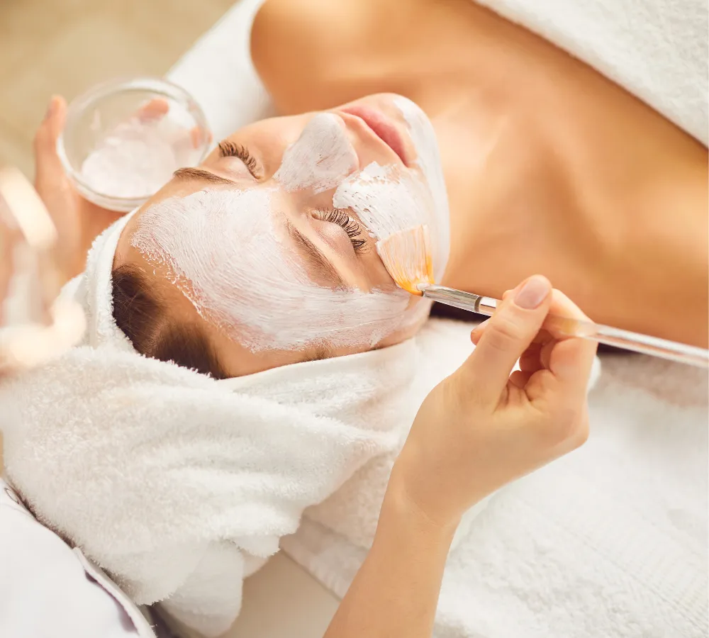 visage-yeux visage femme allongé noir et blanc